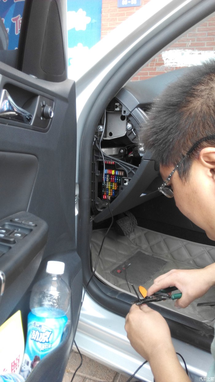 安装行车记录仪作业暗线