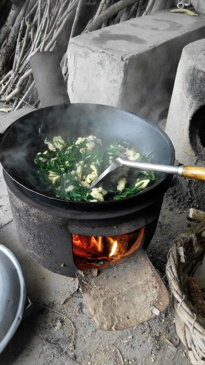 河北保定高大厨上菜小锅炒菜加香煎海鲫鱼