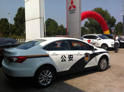 昨天去4s店做保养,拍到的纳智捷警车!感觉好帅啊,眼前一亮!