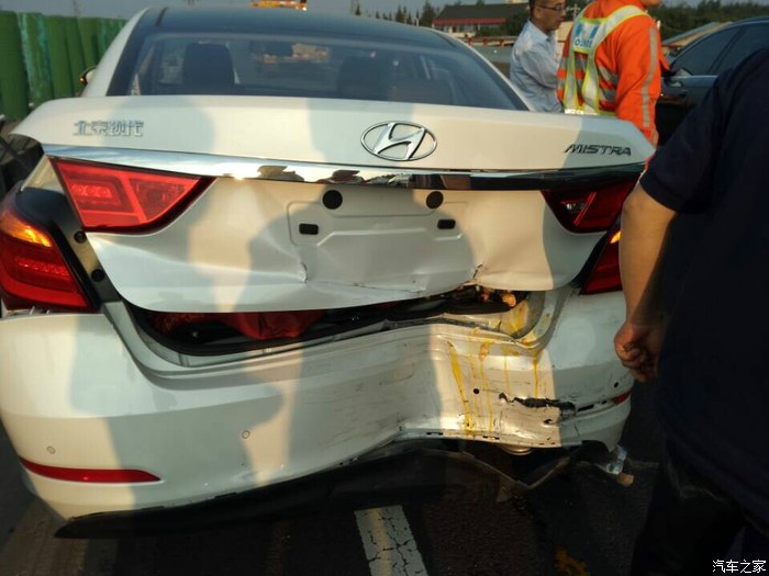 转一个上海名图车友会的追尾事故名图新车未上牌