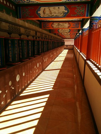 广宗寺又称南寺,供奉六世达赖喇嘛仓央嘉措灵塔.