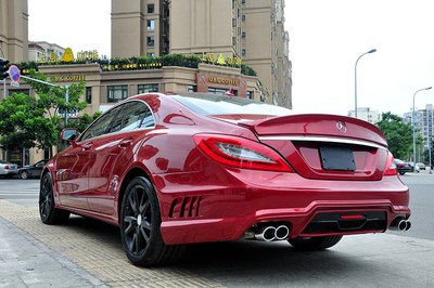 前后都有鲨鱼腮型造型.