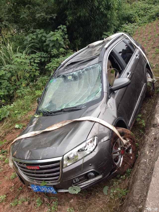 哈弗h6车祸现场