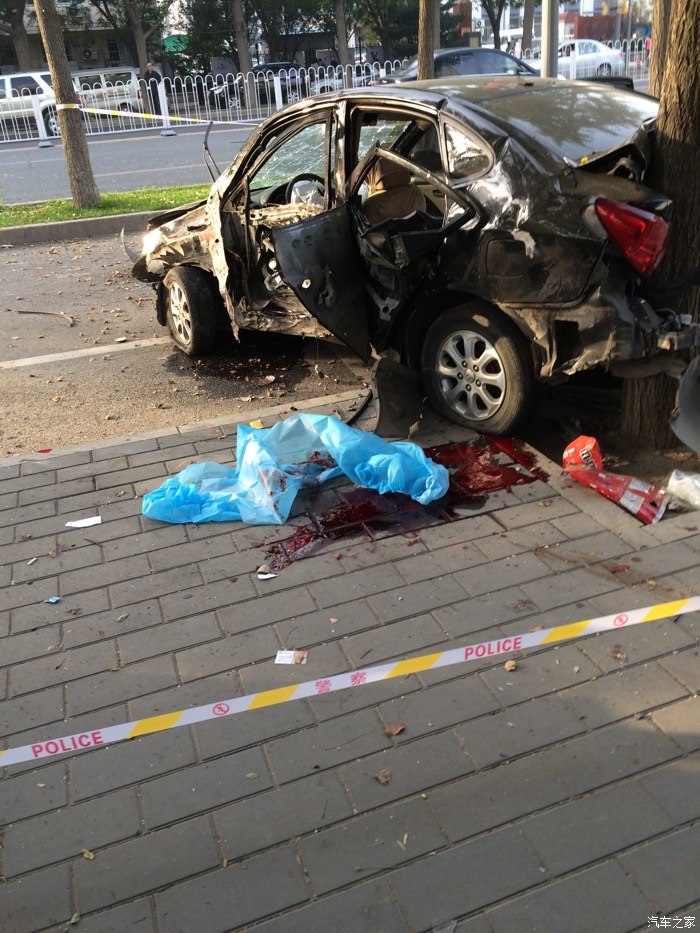 早晨通州的事故不知道怎么撞的地上有血有高跟鞋