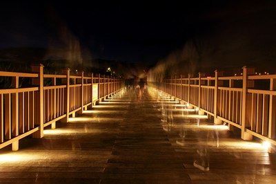 木栈道的夜景,在晚霞大背景的衬托下,还有有点漂亮呢!