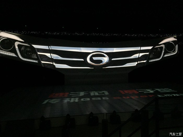 屏幕是一个车前脸造型