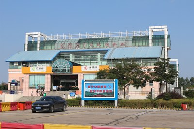 比较有特点的龙奔服务区.餐厅骑在高速路上,一碗方便面闪人.