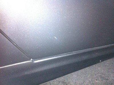 开车门撞到石墩子车门凹进去一个小坑指甲长度的痕迹