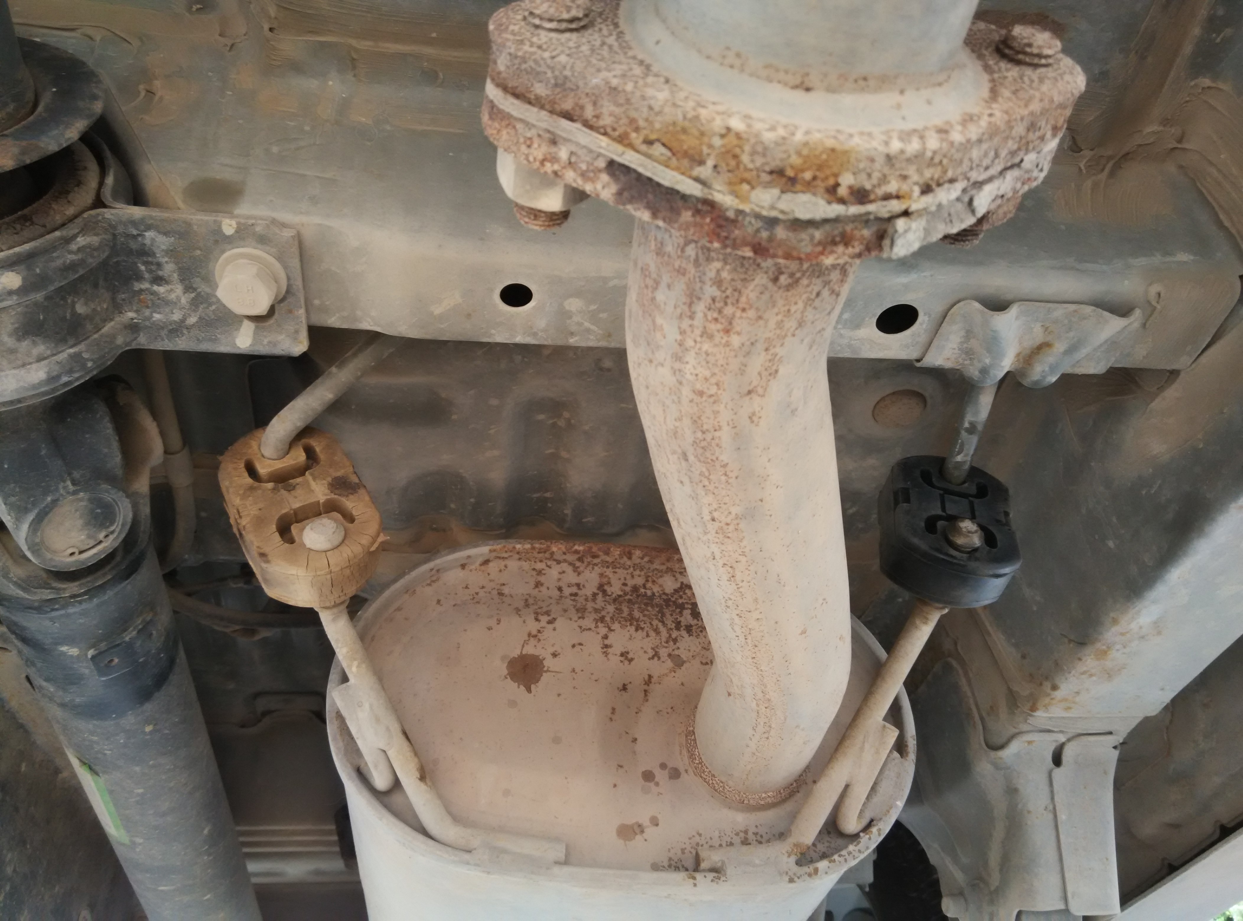 【图】闲来无事换排气管吊耳,发现两处缺陷_众泰2008论坛_汽车之家