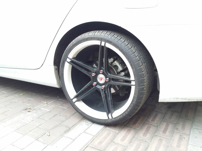 出一套沃森的v5轮毂带整套新胎