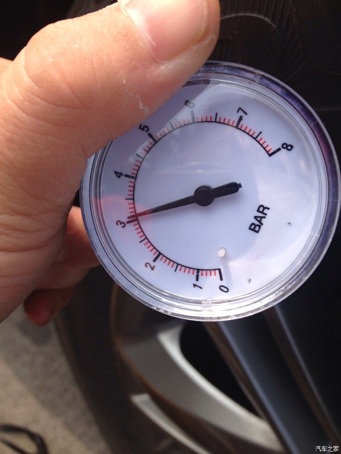 胎压监测器上面显示2.6.自己量的如图.