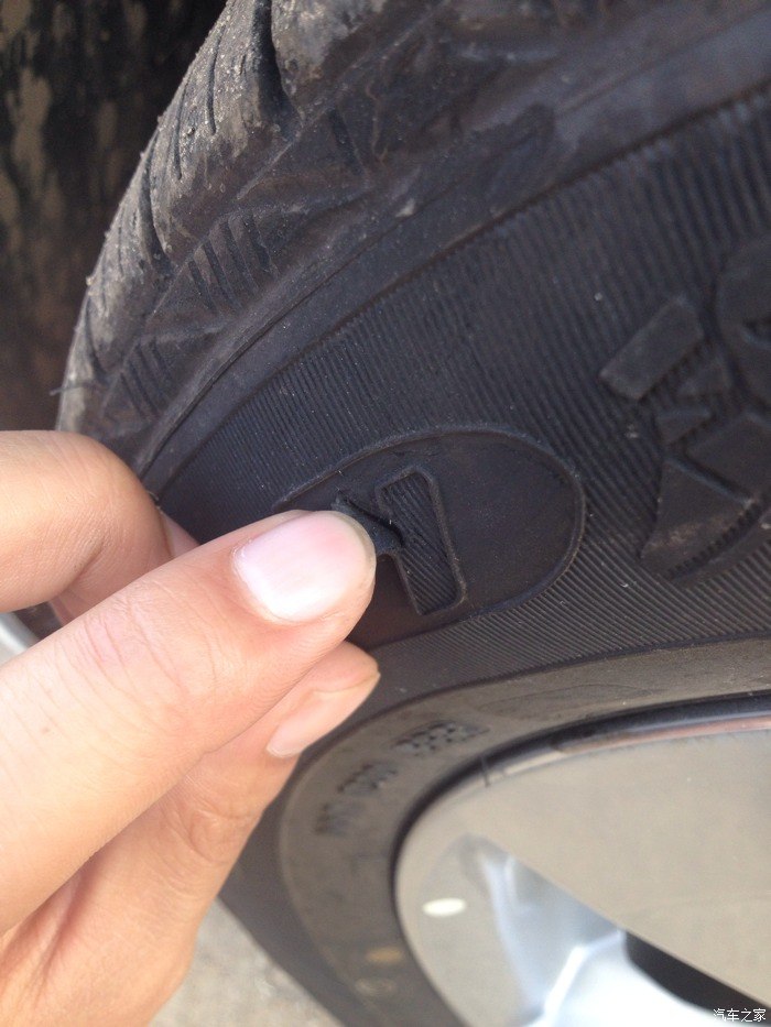 轮胎有这么大一道口子要换轮胎吗