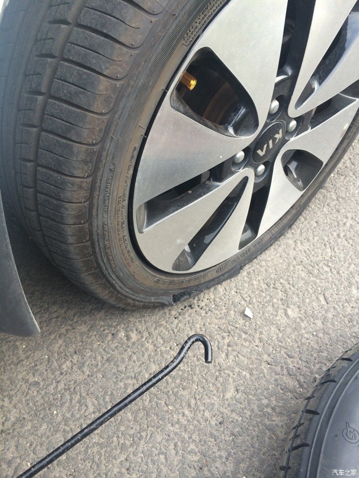 【图】爆胎啦._起亚k2论坛_汽车之家论坛