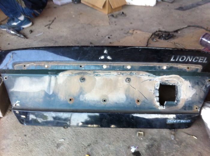 有没有人要后备箱盖,菱帅的.