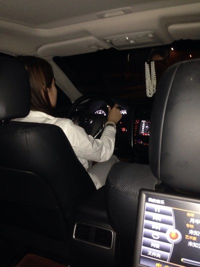 女人开车夜晚图片
