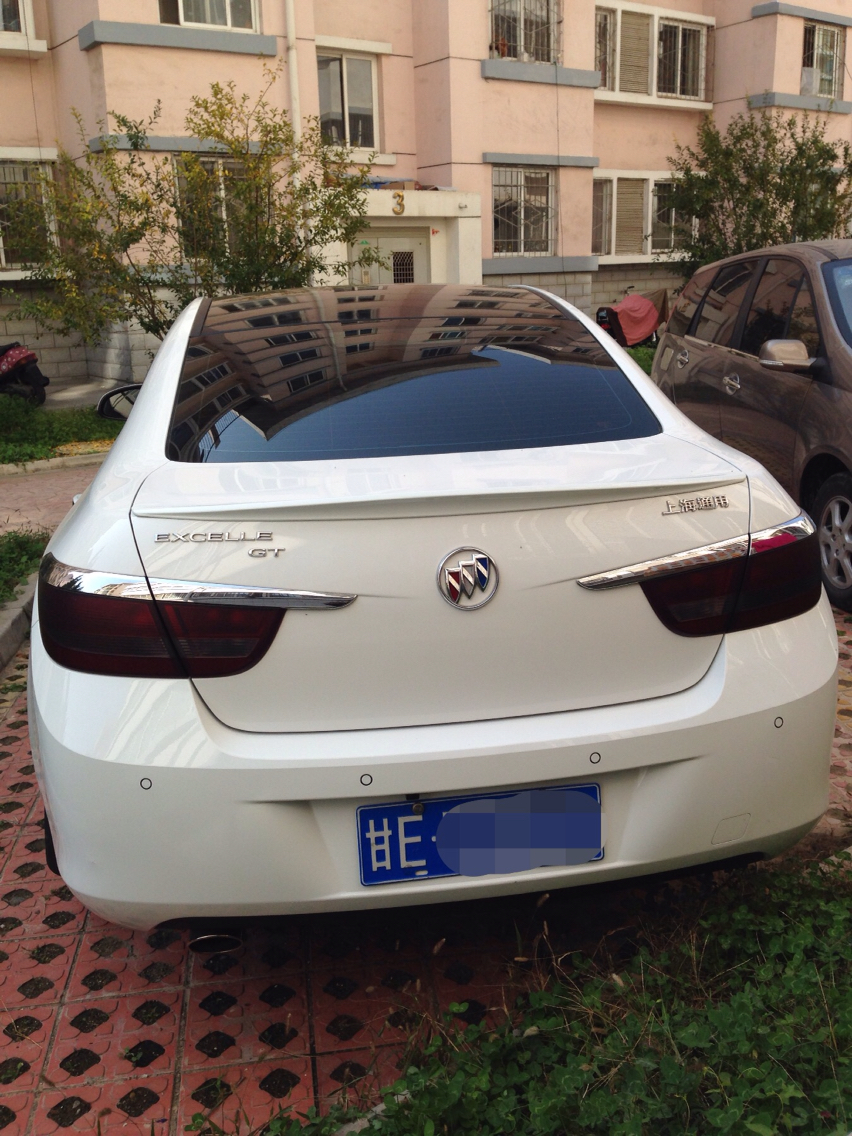 有两厢白色英朗,贴黑顶的吗,求图片