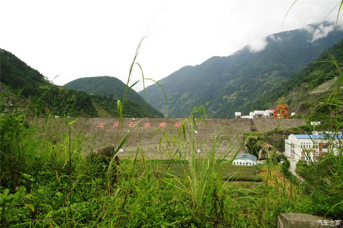 返程途中,从反方向看到之前那个水电站的名称——龙头石