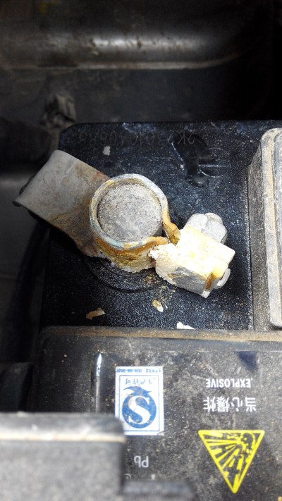 电瓶漏液腐蚀负极 求解