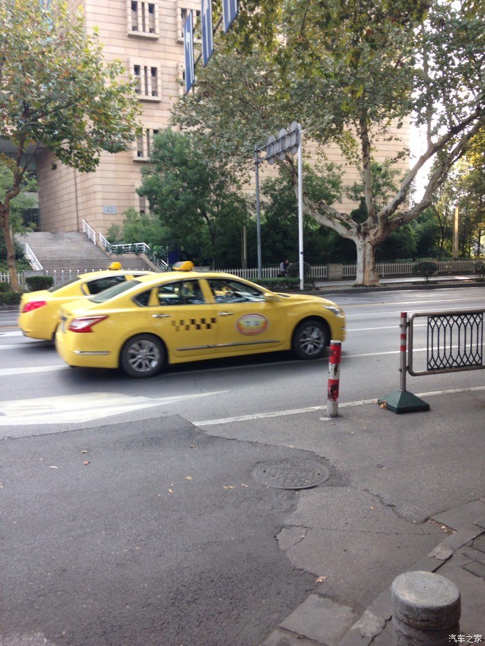 南京旅游,看到有标致508出租车和尼桑天籁