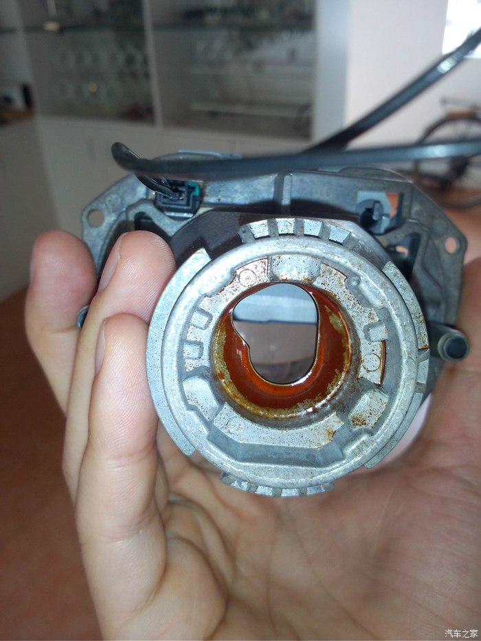 新捷达改装海拉5双光透镜氙气大灯作业(多图)