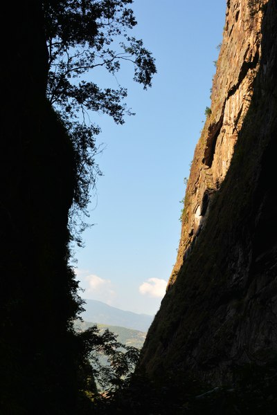 抬头看山:一阴一阳陡峭险峻.