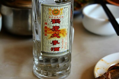 53,喝的是大理当地产地酒:鹤庆大麦酒.