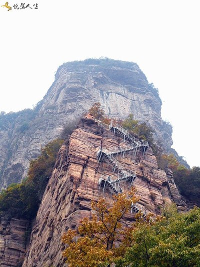 这是从远处拍的王相岩的一处景观:挂壁云梯.