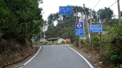 车子时时侧滑 心心再心 0240 骇 狮石路口 狮石公路 位于黄山市