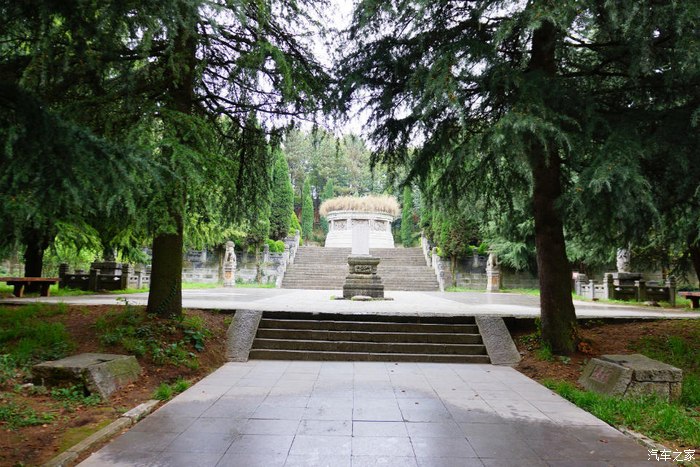奢香夫人墓就在雕像的左边不远处!