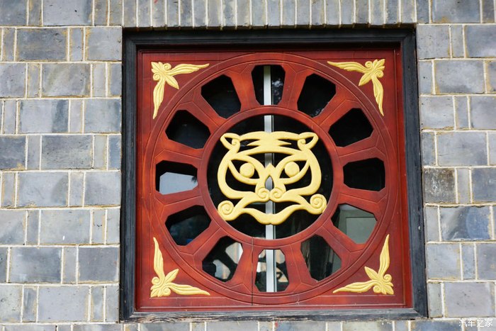 在墙上还看到了虎头,前面介绍过,老虎是彝族人的图腾,可见彝族人彪悍