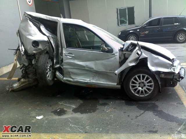 英菲尼迪世纪第一撞 惨到报废