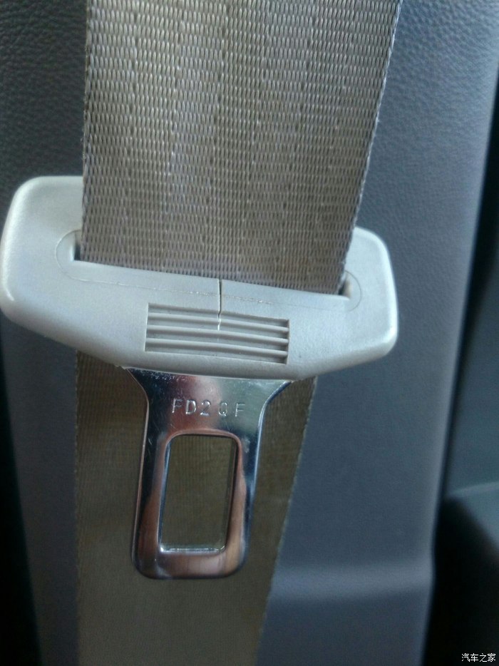 安全带卡扣裂了.