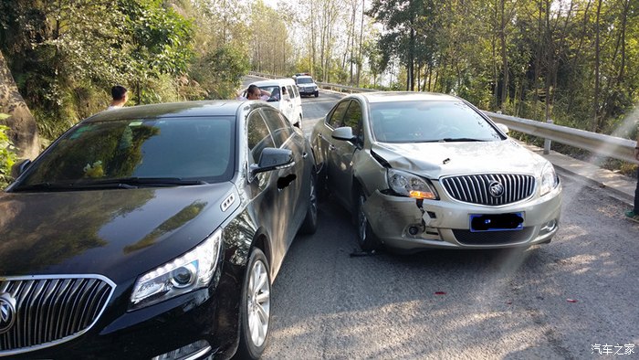 看看追尾车的前脸吧!君越左后方其他地方一点都没有变形.