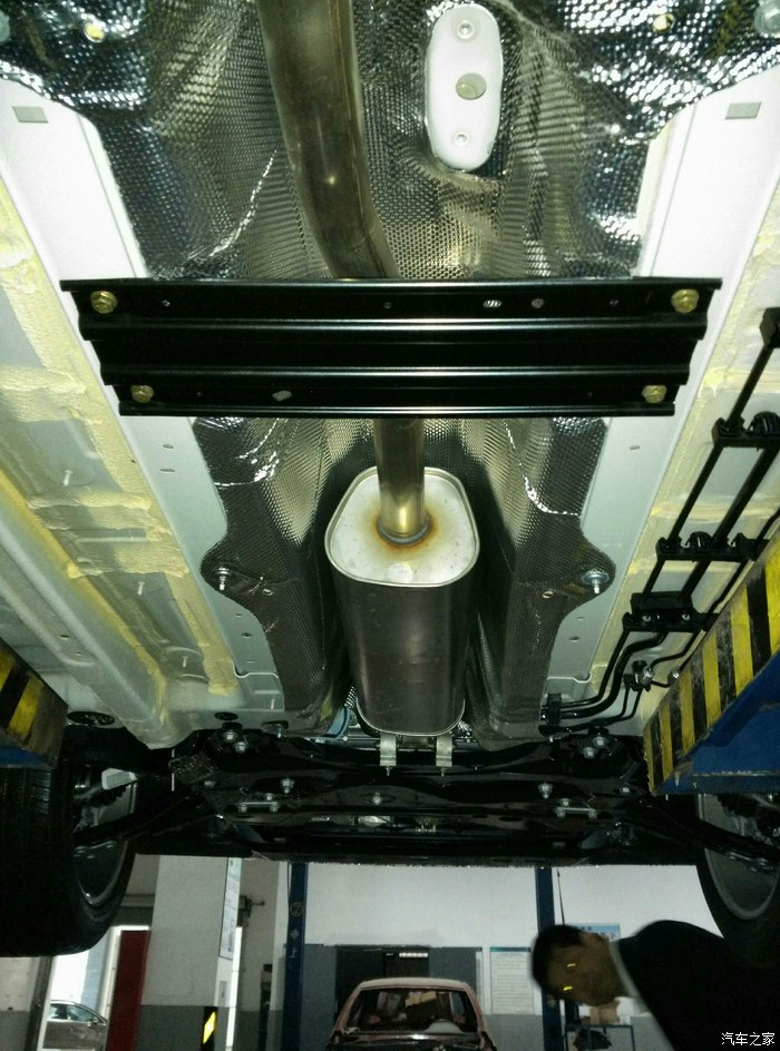 已提车的同志能不能发一下新408的后悬挂图片?