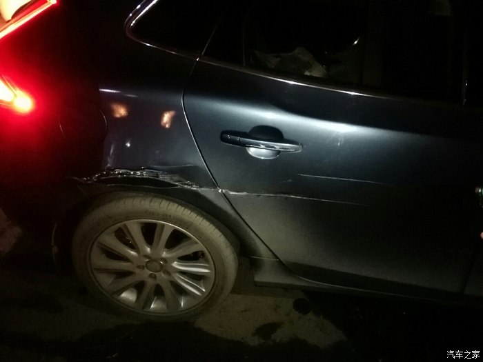 昨晚和停在路边的垃圾车刮蹭了