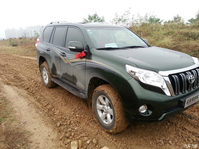 长沙军绿黑内普拉多提车作业