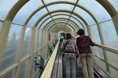 沙坡头滑沙的沙坡和上坡自动扶梯,上下扶梯都要买票.