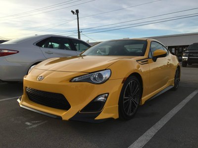 美國實拍豐田scion fr-s 86黃色特別版!太炫了!