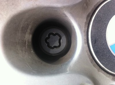 宝马防盗螺丝卸不下来?工具坏了,有办法配吗?