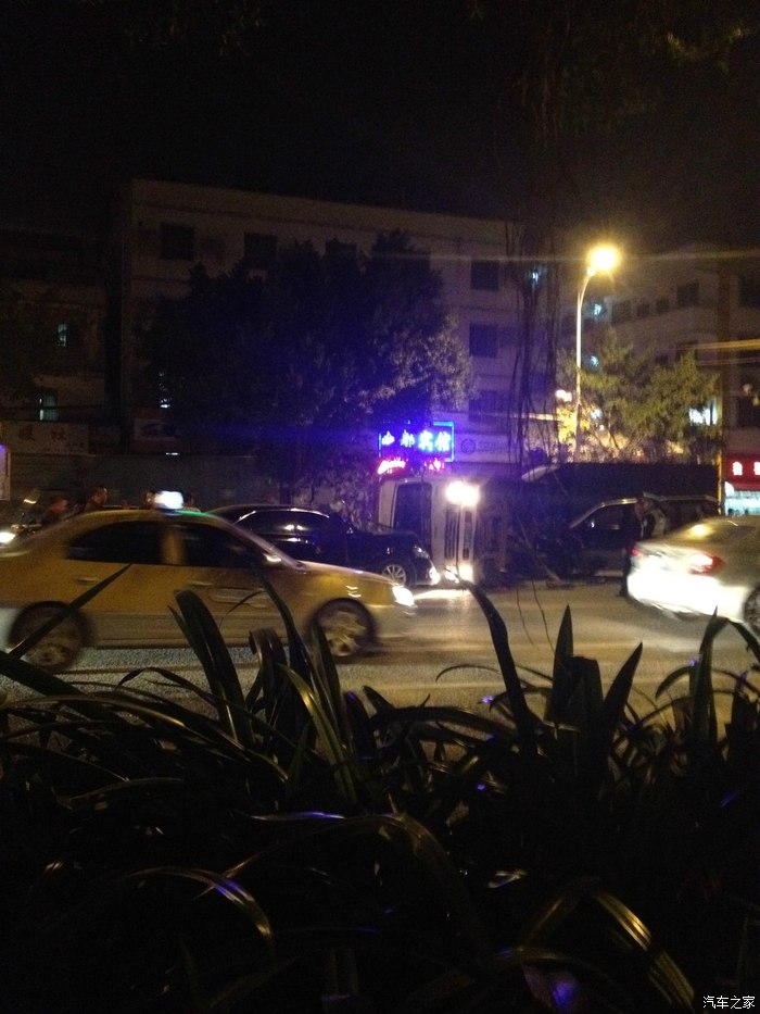 11月14日晚上11点多五一路车祸