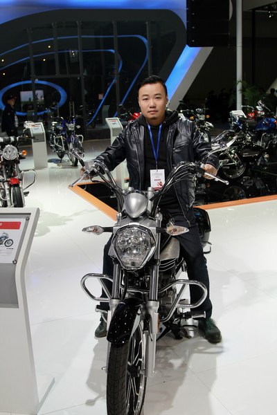 然后是奔达的太子车,要比豪爵的大一些,但是仍然可以轻松双脚踏地,无