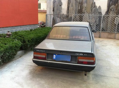 小区深处的秘密,偶遇标志505,献给喜欢老车的朋友们_标致508论坛_手机