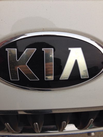 我发现我的车标貌似被腐蚀了 大家帮我看一下_起亚k3/k3s论坛_手机