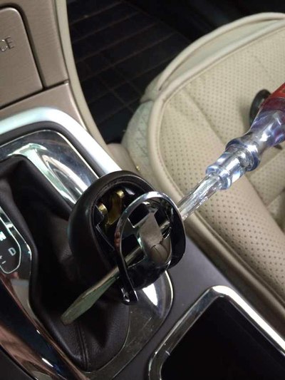 12款新君威自己动手更换 换挡杆按键(档位把手按键)