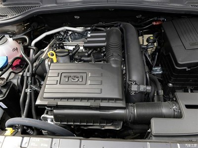 下面这台是野蒂1.4t的ea211发动机.因为没加盖子所以显得有些零乱!