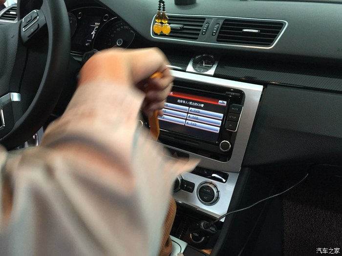 8t豪华版土豪金安装10.7寸超大屏导航作业_迈腾论坛_汽车之家论坛