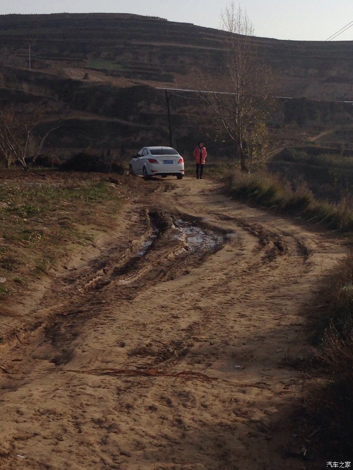 看这个图片,lp在小纳旁边,这里的山路崎岖不平