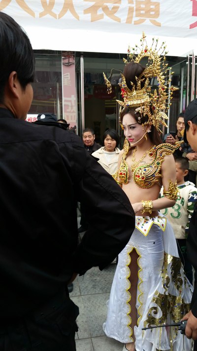 给你好看,人妖来了--楚楚和珍珍!