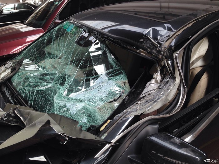 【图】车撞报废了(有图有真相)!_奔驰c级论坛_汽车之家论坛