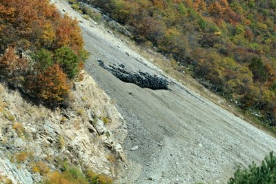 风景美丽的地方也伴随着危险,沿江道很多地方有落石和滑坡.